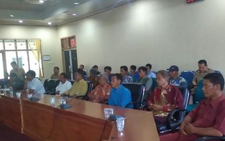Warga RT 14 Kelurahan Teluk Sepang saat hearing dengan komisi II dan III DPRD Kota Bengkulu, Senin (30/1/2018)