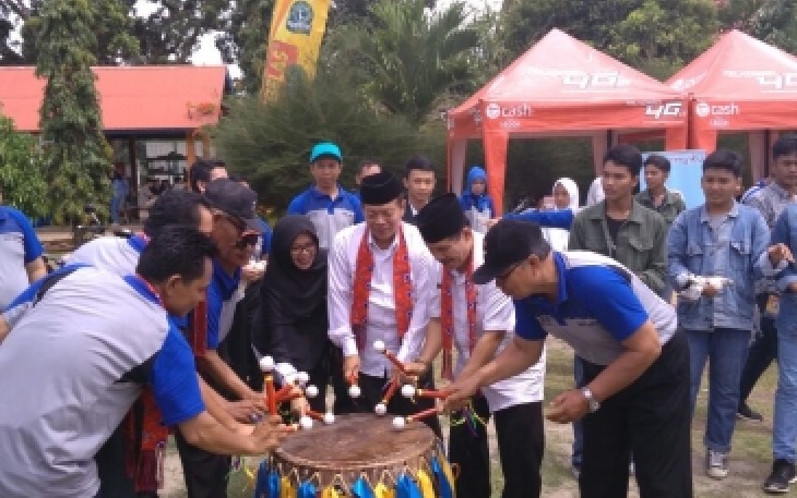 Pembukaan kegiatan Pekan Raya Jenggalu (PRJ) ke-10 di halaman Sekolah Menengah Atas (SMA) Negeri 7 Kota Bengkulu, Rabu (17/01/2018).