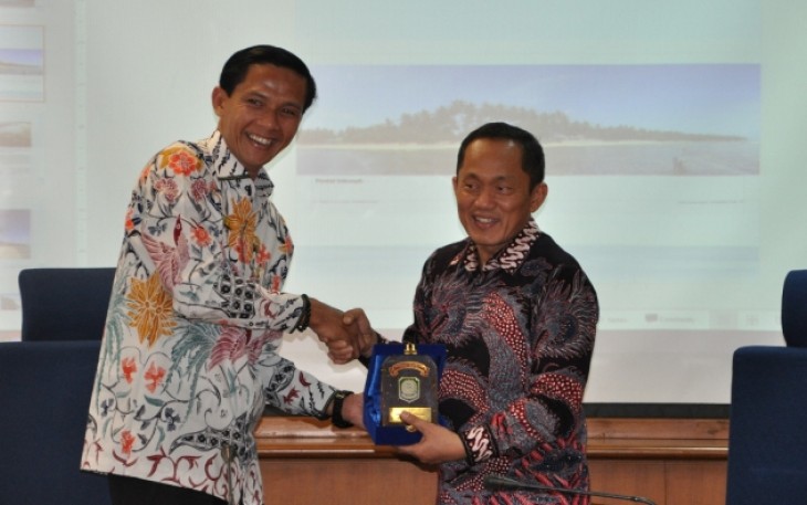 Bupati Kaur Gusril Fauzi,S.Sos saat memberikan cindera mata ke Rektor Institut Teknologi Bandung (ITB) Prof Dr Ir Kadarsah Suryadi, DEA 