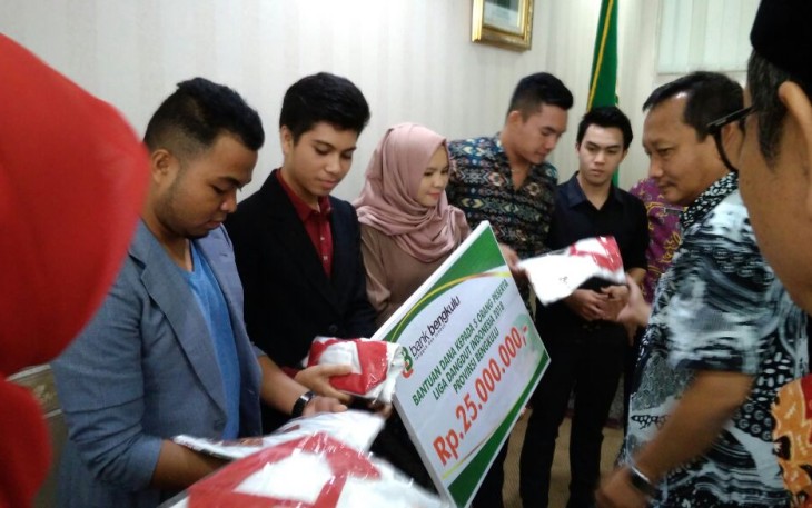 Direktur Bank Bengkulu menyerahkan bantuan secara simbolis