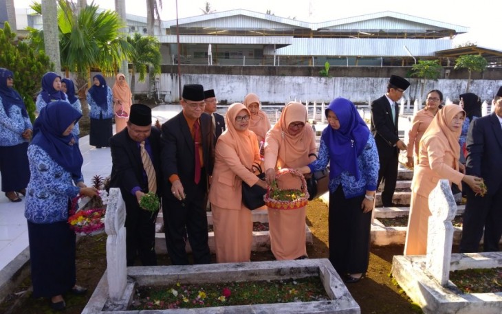 Kepala Kemenag Provinsi dan Kota Bengkulu Saat Melakukan Prosesi Tabur Bunga