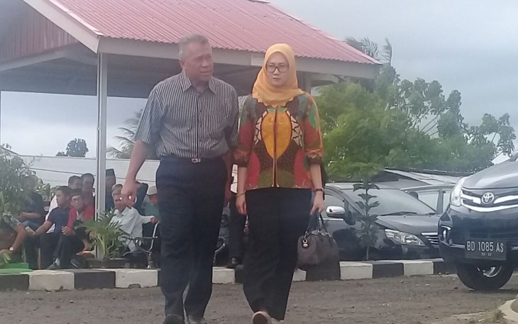 Mantan Bupati Bengkulu Utara Imron Rosyadi dan istrinya