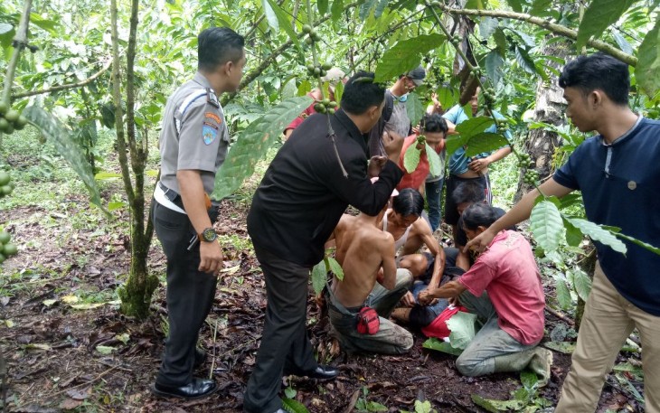Korban saat dievakuasi petugas kepolisian setempat