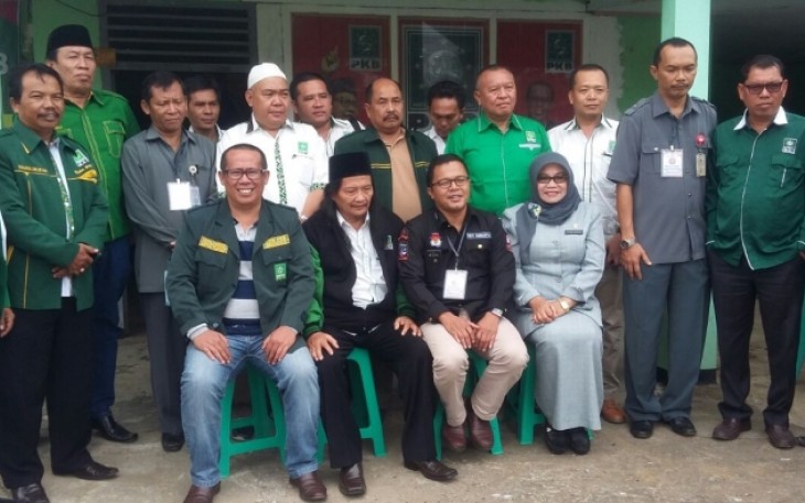 Pengurus DPW PKB Bengkulu berfoto bersama komisioner KPU Provinsi usai ferivikasi partai, Senin (29/1/2018).