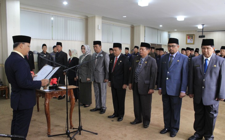 Plt. Gubernur Bengkulu Rohidin Mersyah saat melantik 9 orang pejabat dilingkungan Pemprov Bengkulu, Jumat (12/1/2018)