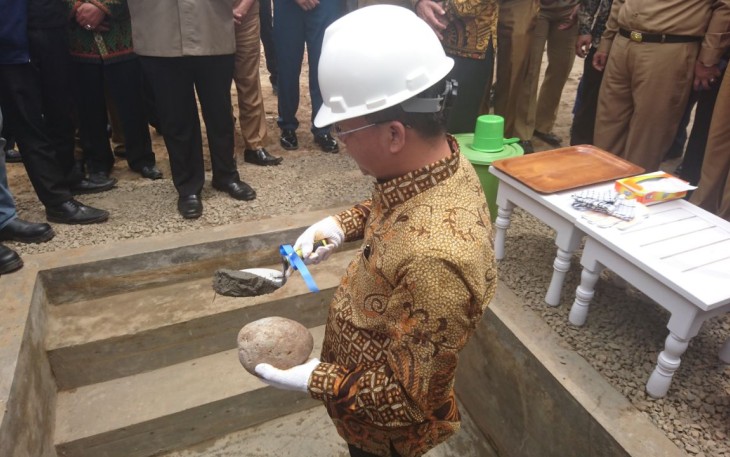 Plt Gubernur Bengkulu Rohidin Mersyah saat melakukan peletakan batu pertama Hotel Mercure bintang empat, Senin (29/01/2018).