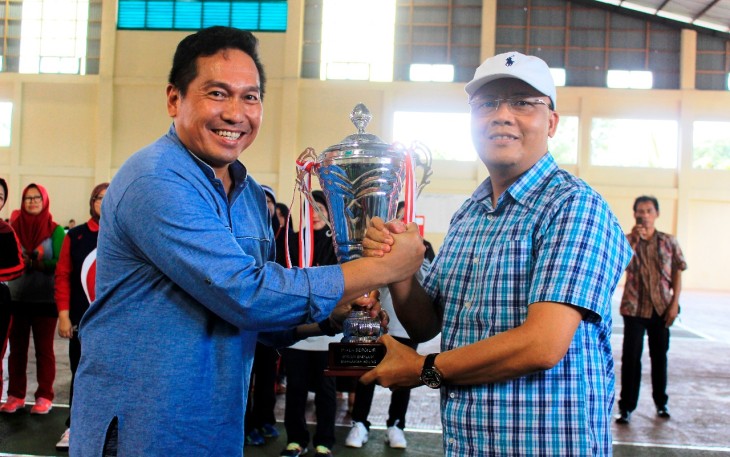 Penyerahan Piala Bergilir Dirjen Badilum Mahkamah Agung RI