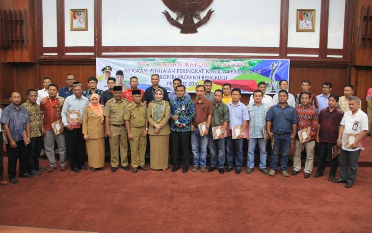 Foto bersama 27 perusahaan yang menerima raport evaluasi.