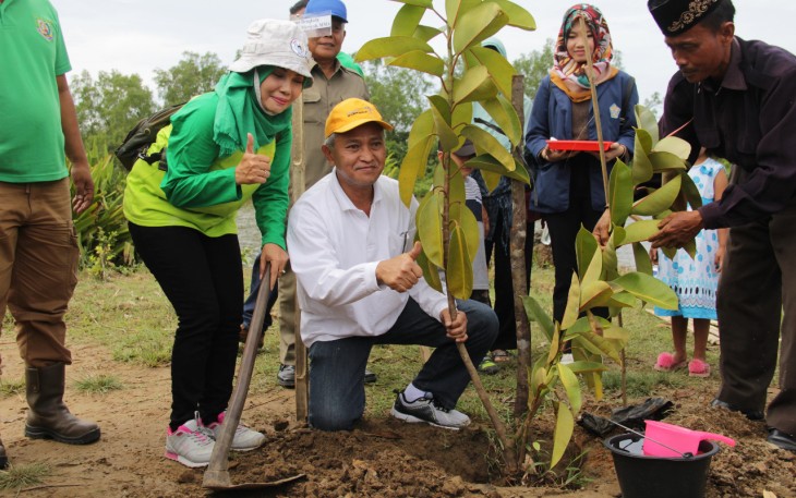 Penanaman Pohon Karet Merah oleh Kepala Dinas Lingkungan Hidup dan Kehutanan Provinsi Bengkulu