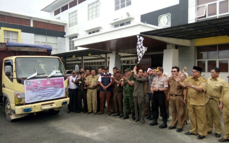 Pelepasan bantuan Bansos Rastra oleh Sekda Kaur H Nandar Munadi S.Sos