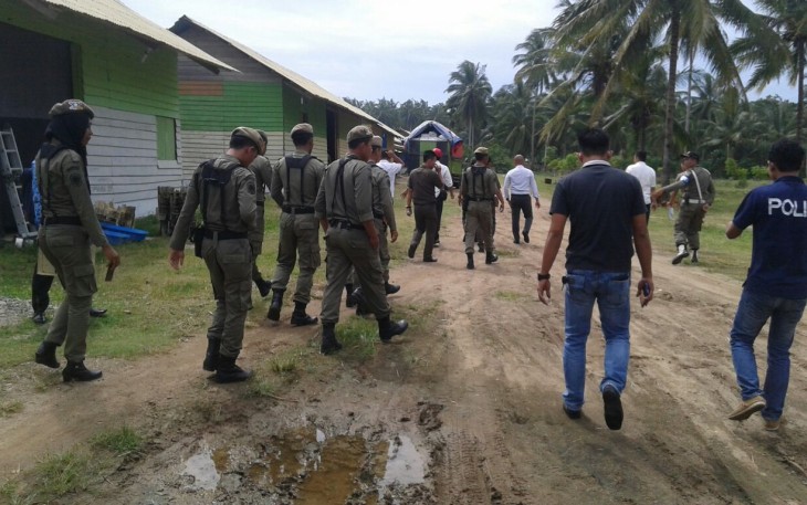 Pihak Pemda Kaur dibantu Polisi saat melakukan penertiban tambak udang di Kaur, Rabu (17/01/2018).