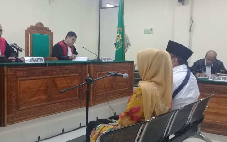 Ridwan Mukti bersama istri saat menjalani sidang 