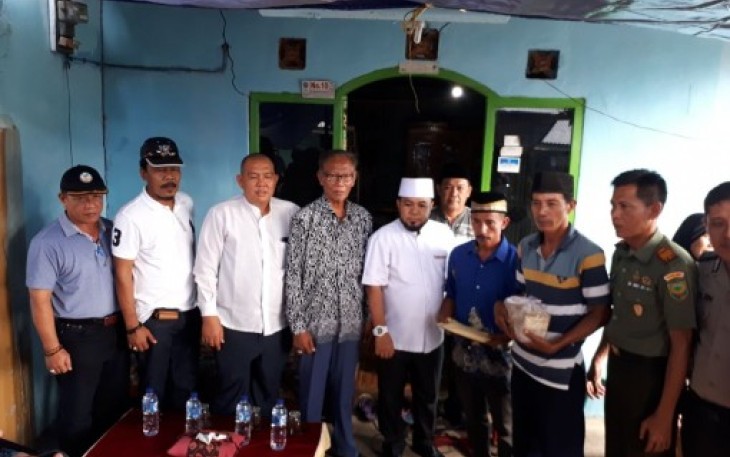 Wali Kota Memberikan Bantuan
