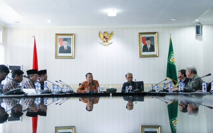 Plt Gubernur Rohidin Mersyah saat pertemuan bersama tim Sekretariat Jenderal Kementerian Desa, Pembangunan Daerah Tertinggal dan Transmigrasi di Kantor Gubernur, Kamis (8/2).