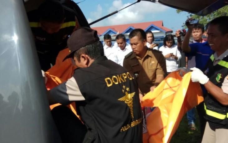 Polisi saat evakuasi mayat yang ditemukan. Foto : Bengkulutoday.com