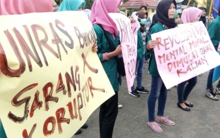 Puluhan pendemo mendatangi kantor Bupati Bengkulu Utara. Foto (Bengkulutoday.com)
