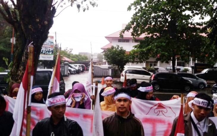 Pendemo saat berorasi di halaman kantor Kanwil Kemenag Provinsi Bengkulu, Selasa (20/2/2018)
