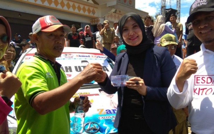 ESD saat memberikan hadiah 1 unit hadiah kepada Yahya