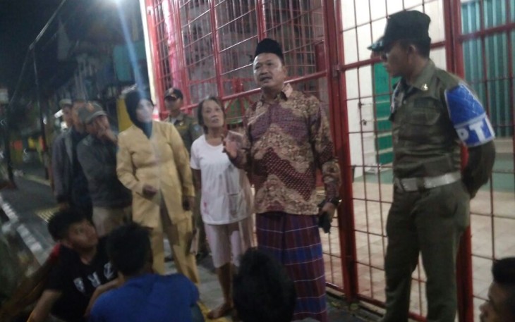 Kasatpol PP Mitrul Ajemi saat memantau razia yang digelar di Kampung Cina Kota Bengkulu, Senin malam (05/02/2018).