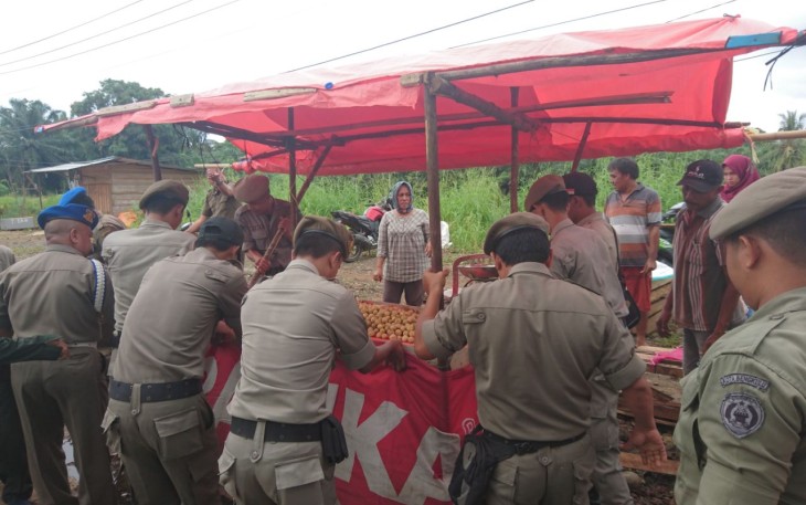 Petugas Satpol PP saat menertibkan lapak PKL Buah di Jalan Danau, Kota Bengkulu, Rabu (07/02/2018).