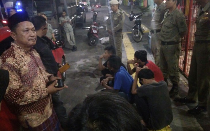 6 pemuda nampak duduk terdiam saat diamankan Satpol PP