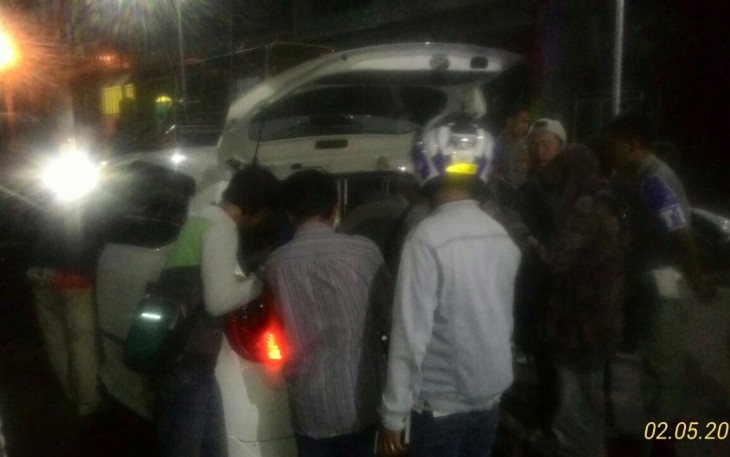 Petugas Satpol PP saat mendapati kondom di mobil milik pelajar yang terjaring razia