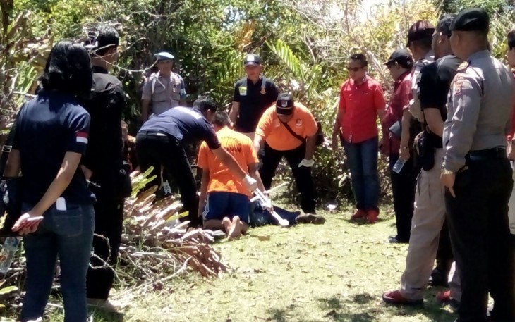 Adegan rekonstruksi saat tersangka menggunakan palu melumpuhkan korban