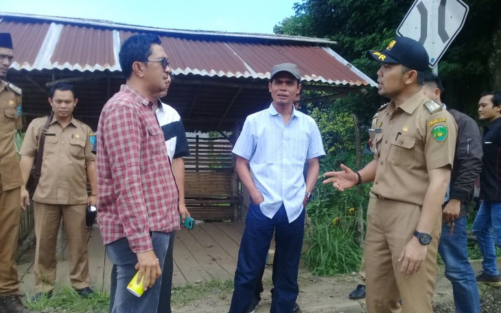 Waka II DPRD Teuku Zulkarnain,SE didampingi Kusmito Gunawan Ketua Fraksi PAN, Anggota DPRD Kota Minharsi saat sidak jalan rusak di Kelurahan Sumber Jaya dan Kelurahan Bentiring Permai, Senin (12/02/2018).