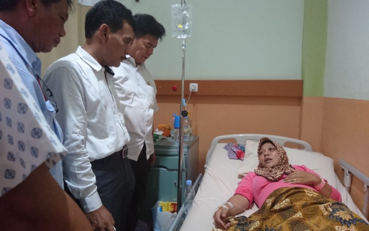Sudisman bersama rombongannya saat menjenguk korban di Rumah Sakit Ummi, Kota Bengkulu, Senin (26/02/2018).