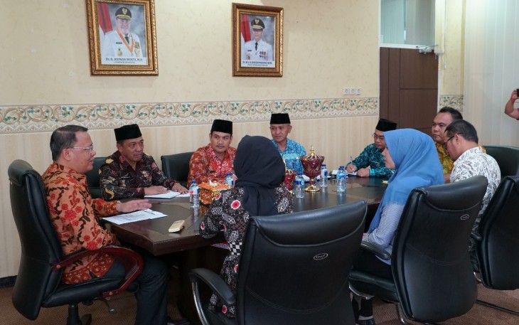 Plt. Gubernur Rohidin Mersyah saat menerima Audensi Aliansi Tolak Paru Hitam (ATPH), di Ruang Kerja Plt. Gubernur Pemprov Bengkulu, Kamis (08/02/2019) kemarin.