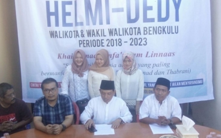 Dedy Wahyudi didampingi ketua DPC Gerindra kota Armawar Arfan dan Erlan Oktriandi dari tim media center Helmi Hasan-Dedy Wahyudi, saat menggelar jumpa pers di kantor PDC Partai Gerindra Kota Bengkulu, Jumat (16/2/2018). 