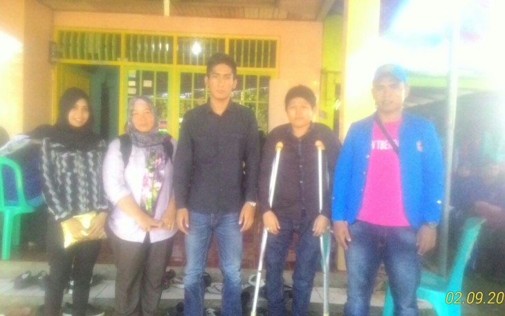 Beberapa mahasiswa Fisipol Unihaz saat mengunjungi rumah korban pembunuhan, Jumat (09/02/2018).