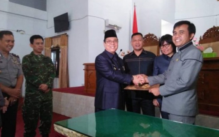 Bupati Seluma Bundra Jaya dan Ketua DPRD Seluma Husni Thamrin Menandatangani Surat Keputusan Kesepakatan bersama Pembentukan Peraturan Daerah Tahun 2018