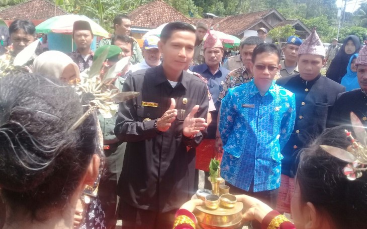Bupati Kaur Gusril Pausi. S,Sos beserta rombongan saat disambut dengan Tarian Sikapur Sirih dan di arak dengan Adat Sengku'e (Manusia berbusana Ijuk).