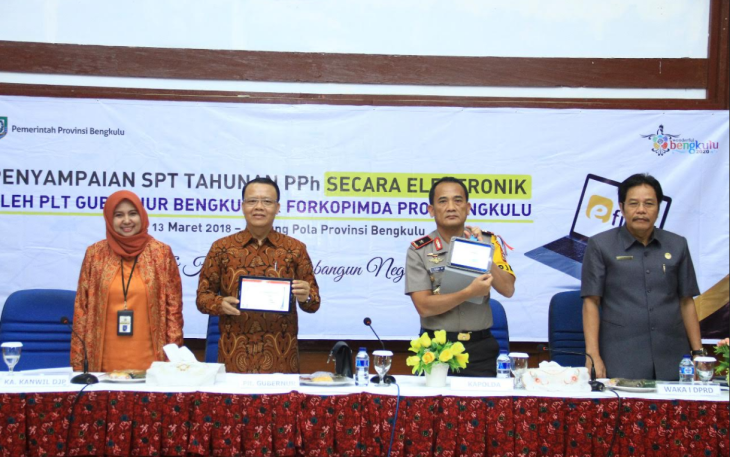 Plt. Gubernur Bengkulu Rohidin Mersyah bersama Kapolda Bengkulu Brigjen Pol. Coki Manurung mengisi secara langsung penyampaian SPT Tahunan PPh melalui fasilitas e – filing, Selasa (13/3)