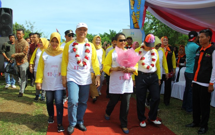 Menteri Pemberdayaan Perempuan dan Perlindungan Anak Yohana Susana Yembise didampingi Plt Gubernur Bengkulu Rohidin Mersyah beserta istri.