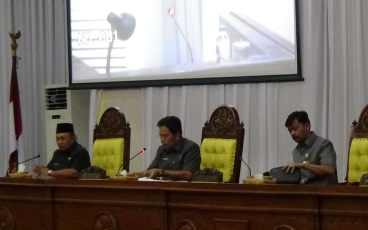 Jawaban Gub atas Raperda Ketetiban Umum dan Raperda Rencana Pembangunan Industri.