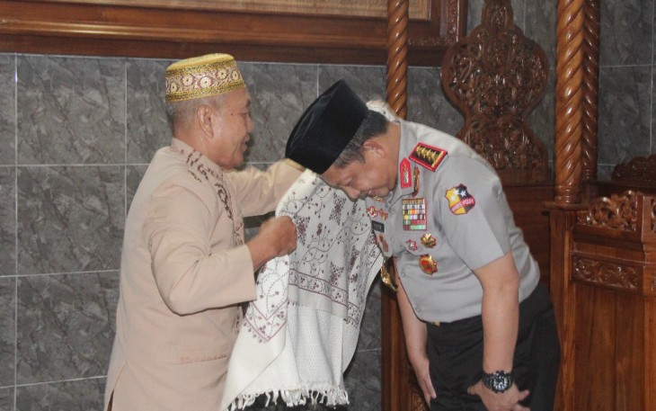 Ulama Bengkulu menyematkan sorban kepada Kapolri. Foto (Tribratanewsbengkulu.com)