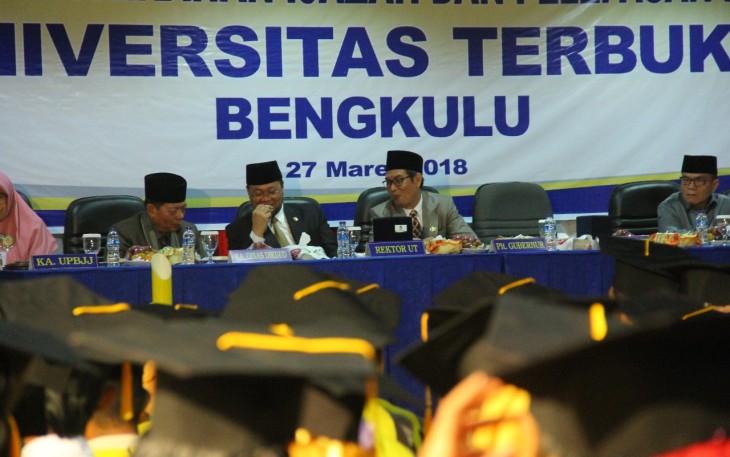 Universitas Terbuka (UT) Bengkulu menyerahkan sebanyak 500 Ijazah kepada lulusan sarjana dari Unit Program Belajar Jarak Jauh (UPBJJ)-UT Bengkulu