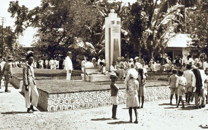 Sebuah monumen di Benkoelen, diresmikan oleh Mrs. S.L. Zieck-van Hengel-istri dari penduduk.