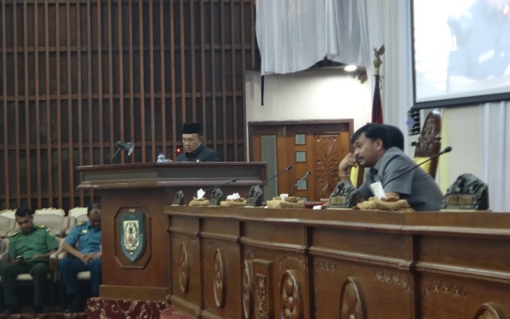 Sekretaris Daerah Novian Andusti saat menyampaikan jawaban Gubernur Bengkulu terhadap pandangan umum fraksi-fraksi atas 2 raperda