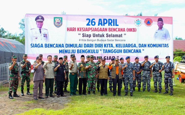 Asisten pemerintahan dan kesra Hamka Sabri bertindak sebagai upacara dalam apel siaga lintas sektor dan gelar alat penanggulangan bencana di halaman BPBD provinsi Bengkulu.