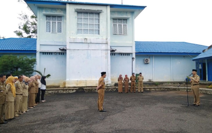 Plt Gubernur Bengkulu Rohidin Mersyah pimpin apel pagi di halaman Dinas Kelautan dan Perikanan Provinsi Bengkulu, Senin, (23/4).