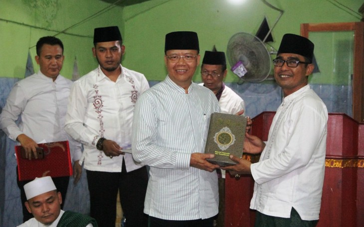 Plt Gubernur Bengkulu Rohidin Mersyah Memberikan Bantuan Kepada Kades Keban Agung dan Pengurus Masjid Nurul Huda , Desa Keban Agung Kecamatan Air Periukan Kabupaten Seluma