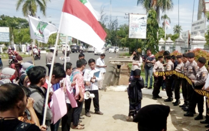 Massa KAMMI saat demo di depan Kantor DPRD Provinsi Bengkulu
