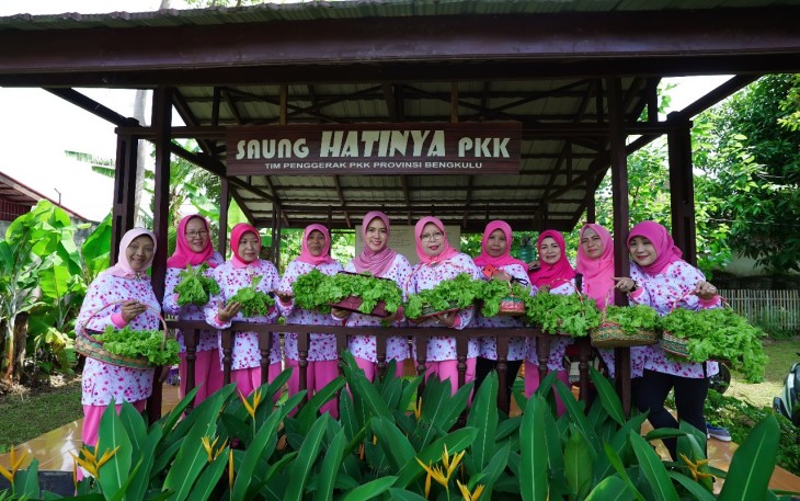 Plt Ketua PKK Provinsi Derta Wahyulin dan Para Pengurus Belajar Cara Penyemaian Benih Sayur 