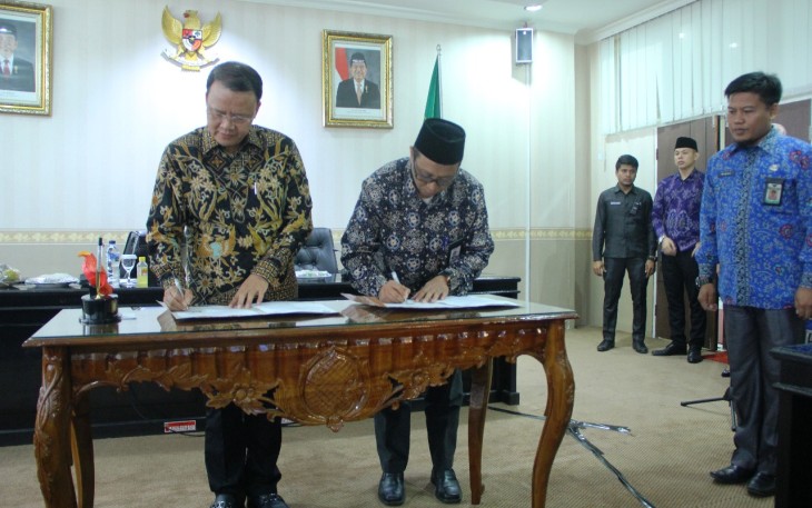 Penandatanganan Nota Kesepahaman tentang Implementasi Smart Province antara Plt Gubernur Bengkulu Rohidin Mersyah dengan GM PT. Telkom Wilayah Bengkulu Nugroho Setya Budi.
