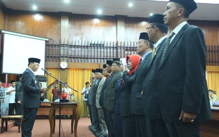Pelantikan anggota dan dewan pengawas rumah sakit oleh Pelaksana Tugas (Plt) Gubernur Bengkulu Rohidin Mersyah, di Gedung Pola Provinsi Bengkulu, Senin (23/4/2018).