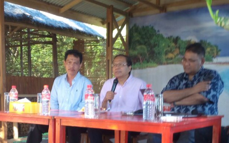 Rizal Ramli saat ngopi bareng didampingi  didampingi Dr. Rahimandani ketua SMSI Provinsi Bengkulu dan Teguh Santosa mantan ketua SMSI pusat.