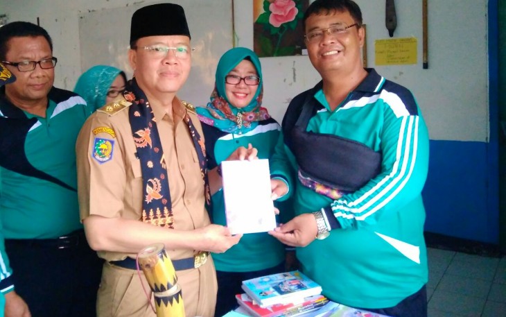 Plt Gubernur Bengkulu diberikan buku Seni Kejai.